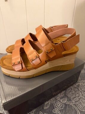 Pierre Dumas Tan Strappy Platform Wedge Sandals 7.5